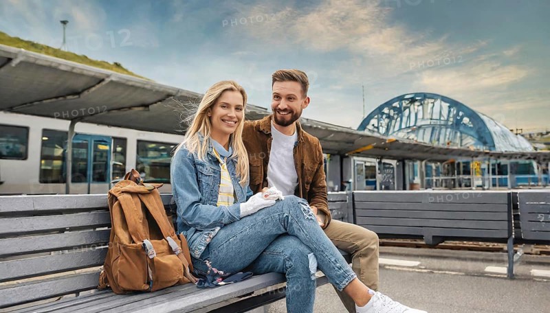 AI generated, A young couple wants to travel and is waiting for the train at the station, 20, 25, blond, blonde, modern, modern, handbag, fur jacket, boots, sexy, attractive, attractive, long-haired, transport, traffic