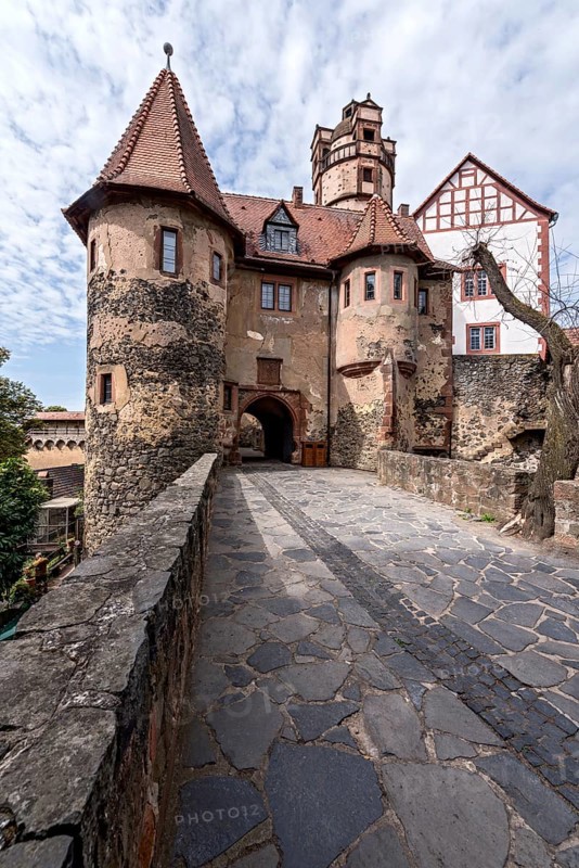 Well house in the 3rd gatehouse, keep, new bower, battlements of the kennel, bridge over the moat, outer bailey, Ronneburg Castle, medieval knight's castle, Ronneburg, Ronneburg hill country, Main-Kinzig district, Hesse, Germany, Europe