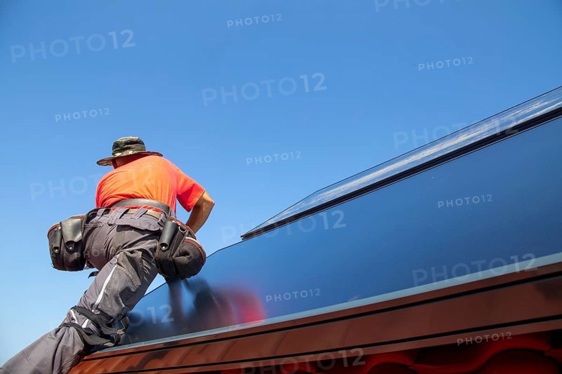 Installation of solar collectors for solar thermal energy. The company Hanschke Solarmontagen installs solar panels on a newly built apartment block in Mutterstadt (Palatinate)