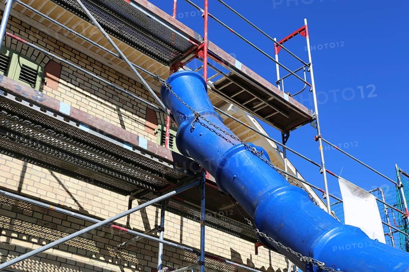 Debris chute for disposing of building rubble