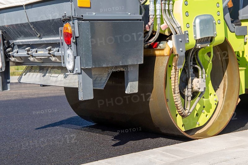 Roadworks in Neunkirchen/Saar: Tandem roller in action. A tandem roller is often used as the last construction vehicle during asphalt work