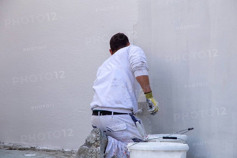 Plasterers plaster the facade of a new building (Mutterstadt development area, Rhineland-Palatinate)