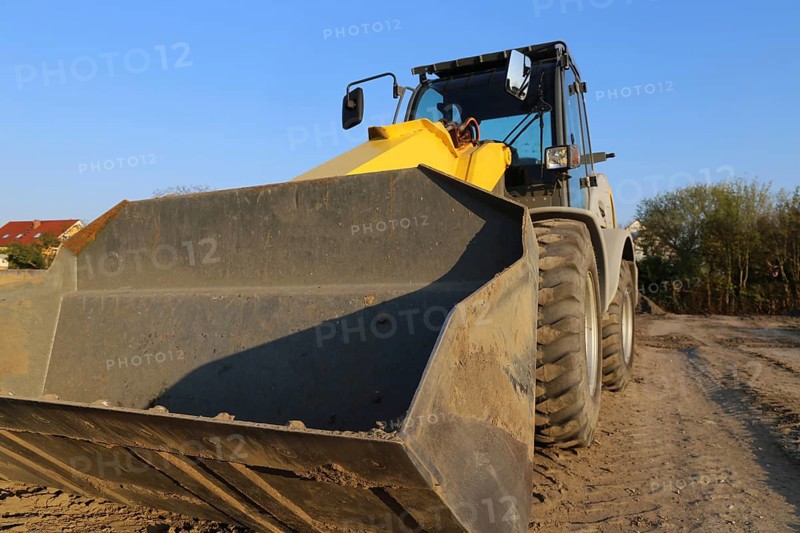 Wheel loader at sunset, here in the Ringstrasse development area (Mutterstadt, Rhineland-Palatinate)