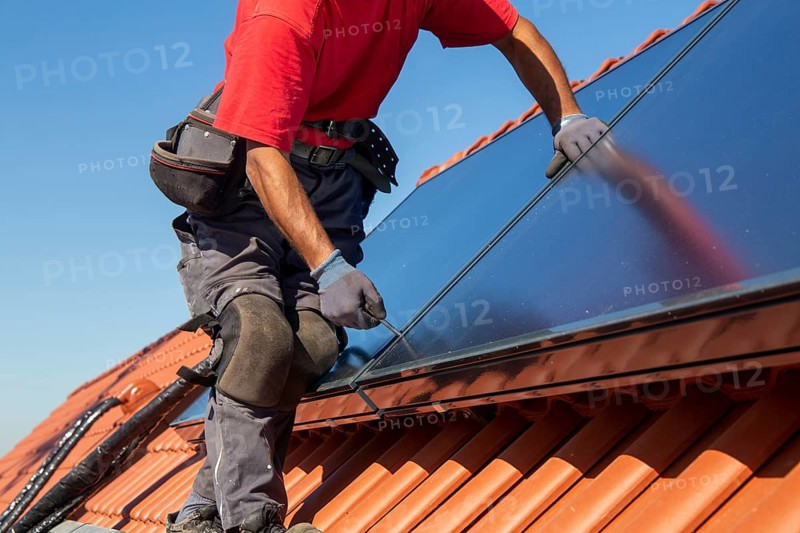 Installation of solar collectors for solar thermal energy. The company Hanschke Solarmontagen installs solar panels on a newly built apartment block in Mutterstadt (Palatinate)
