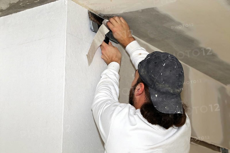 Craftsman (painter) for wallpapering work