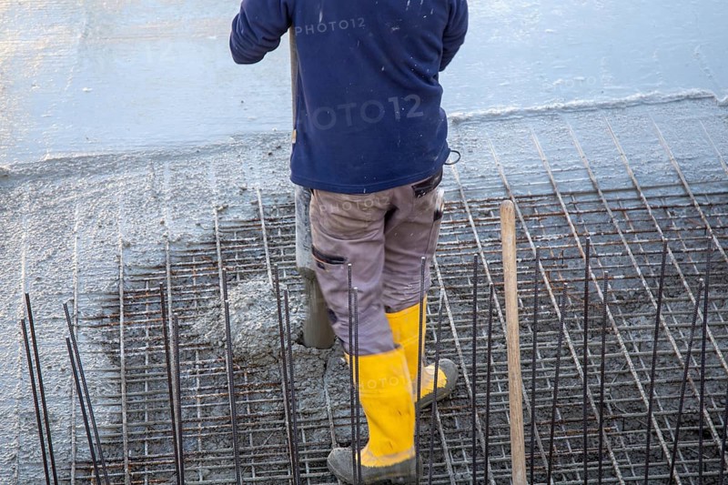 Concreting a floor slab with ready-mixed concrete