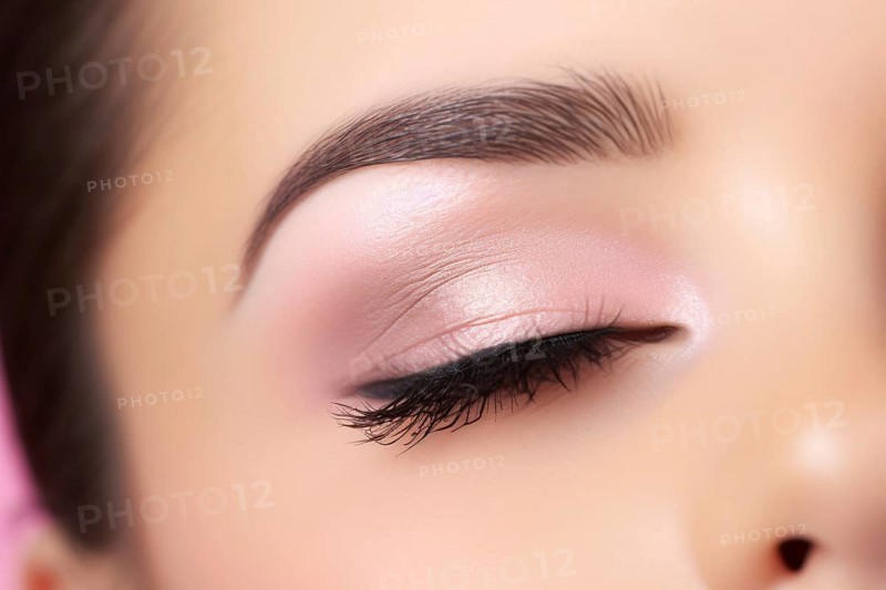 Close up of woman's eye with pink eyeshadow and long black fake eyelashes. KI generiert, generiert AI generated