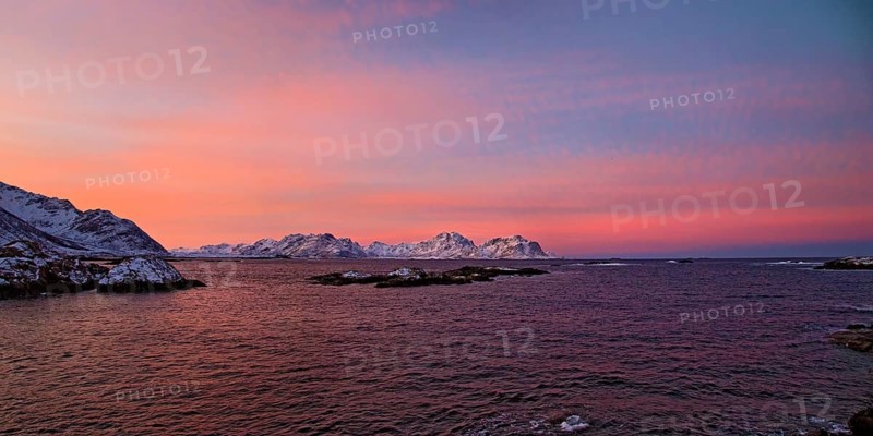 Schoenstes Morgenlicht mit Blick auf die verschneiten Berge in Nyksund auf den Vesteralen