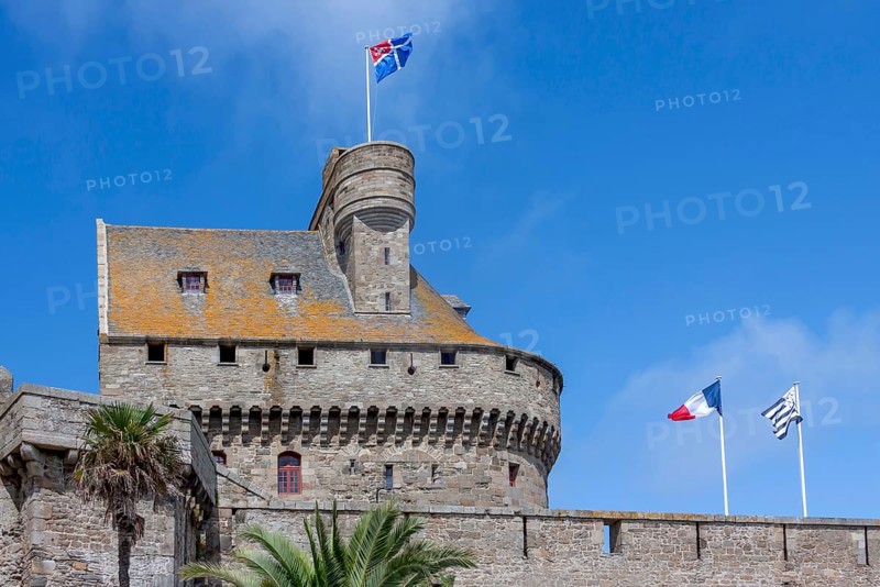 Castle, today town hall and museum, flags of St. Malo, Brittany, France, Saint Malo, Brittany, France, Europe