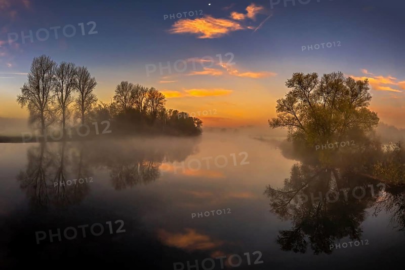 A beautiful foggy autumn morning on the Ruhr near Iserlohn. Photographed from Schoof's bridge as a long exposure. Pink clouds and a great reflection in the water