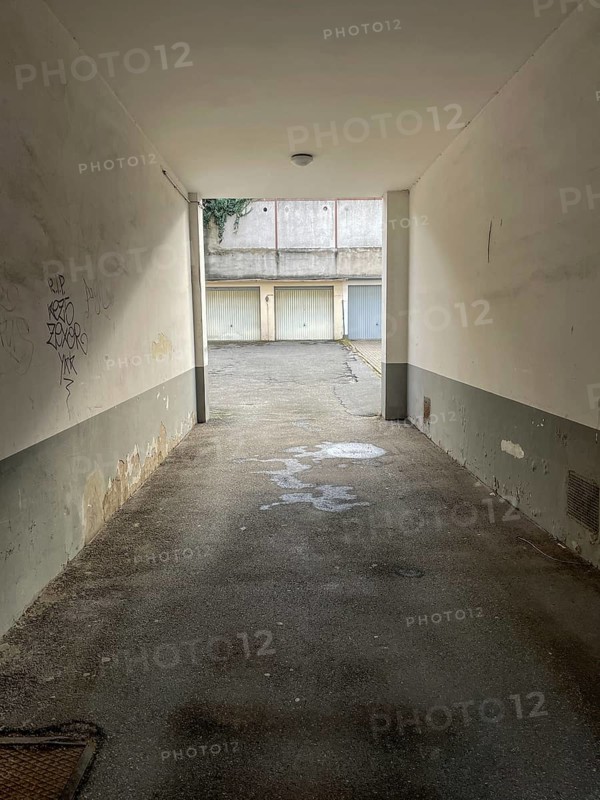 Access to a garage courtyard