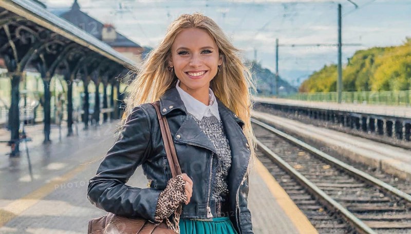 AI generated, A young blonde woman wants to travel and waits for the train at the station, 20, 25, blonde, blond, blonde, modern, modern, handbag, leather jacket, boots, sexy, attractive, attractive, long-haired, transport, traffic