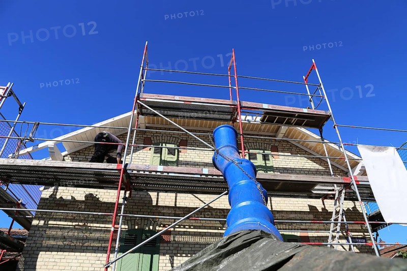 Debris chute for disposing of building rubble