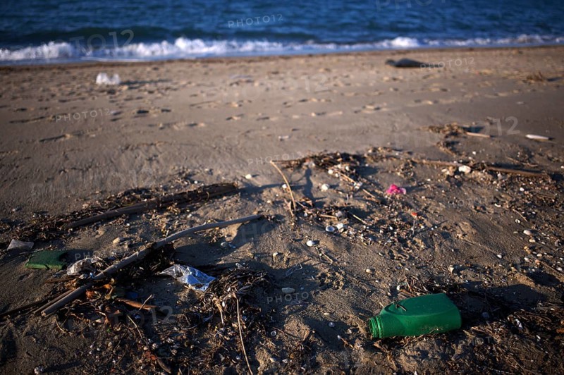 Pollution, plastic bottles, rubbish, rubbish, plastic waste, beach, sandy beach, sea, Peraia, also Perea, evening light, Thessaloniki, Macedonia, Greece, Europe