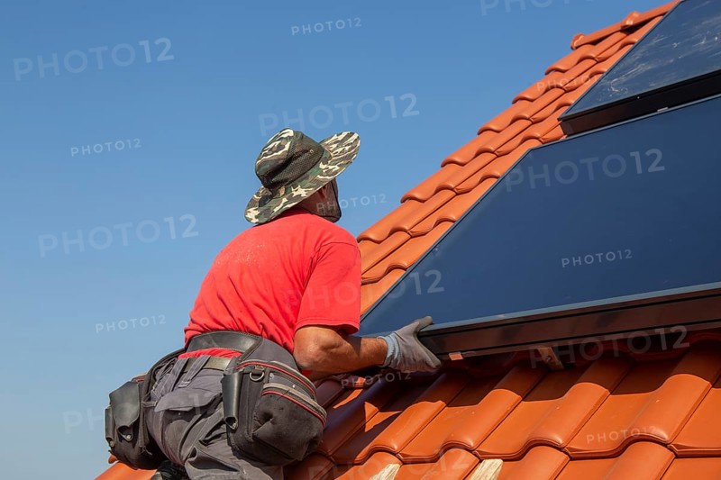Installation of solar collectors for solar thermal energy. The company Hanschke Solarmontagen installs solar panels on a newly built apartment block in Mutterstadt (Palatinate)