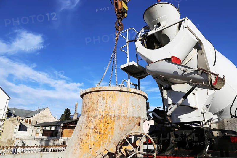 Fahrmixer (LKW) liefert Frischbeton zur Baustelle (Truck mixer delivers fresh concrete to the construction site)