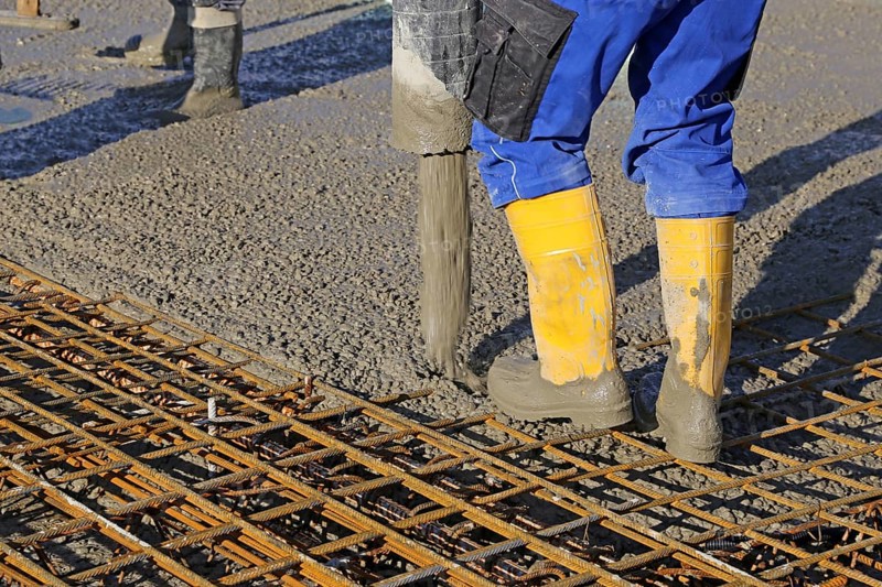 Concreting a floor slab with ready-mixed concrete
