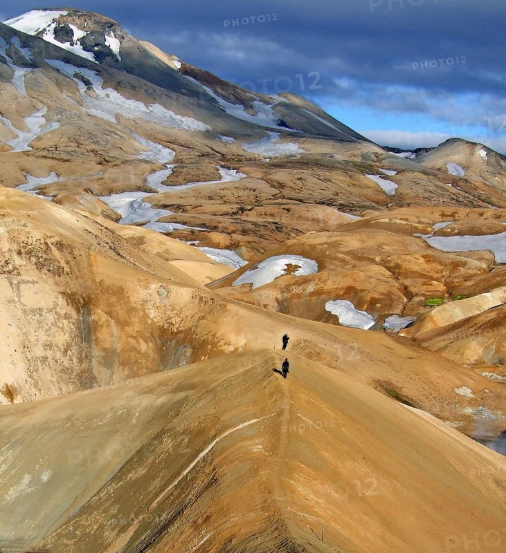 People wander through snow-covered, volcanic landscapes, smoke and vapour drift over brown surfaces, highlands, primeval world, fire and ice, Kerlingarfjell, Iceland, Europe