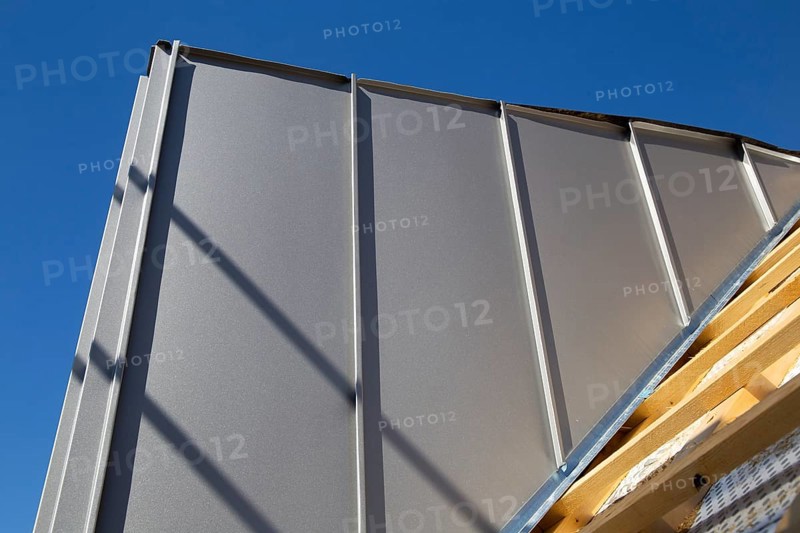 New tiling of a tiled roof. The new dormer window with aluminium cladding is already finished