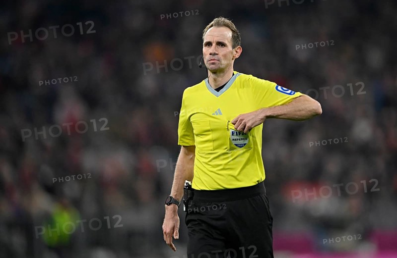 Referee Sascha Stegemann reaches into his breast pocket, shows yellow card, yellow, warning, Allianz Arena, Munich, Bavaria, Germany, Europe
