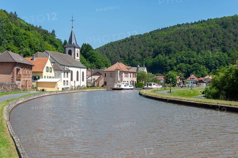 Houseboats on the Rhine-Marne Canal, Lutzelbourg, Lorraine, France, Alsace, Europe