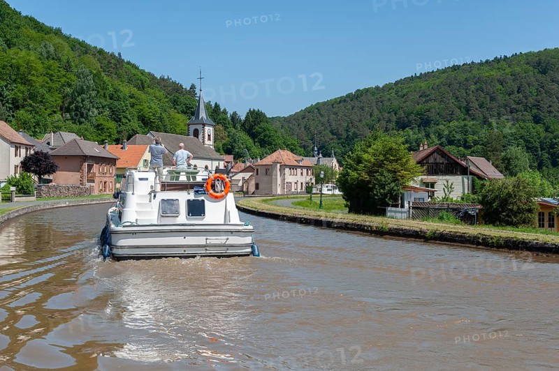 Houseboats on the Rhine-Marne Canal, Lutzelbourg, Lorraine, France, Alsace, Europe