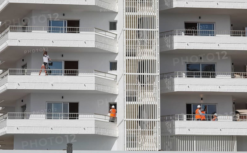 Workers renovate a hotel complex on the beach in Torremolinos, Costa del So, 13.02.2019.l