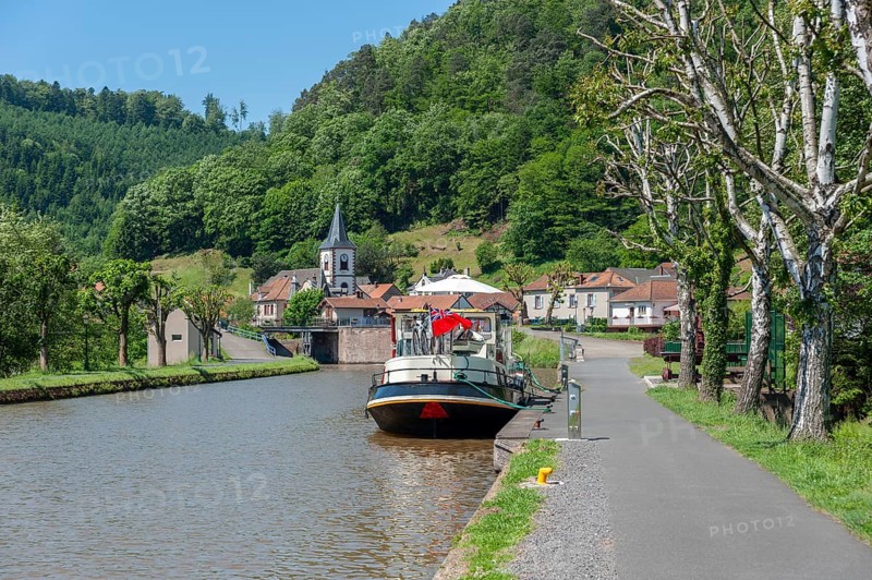 Houseboats on the Rhine-Marne Canal, Lutzelbourg, Lorraine, France, Alsace, Europe