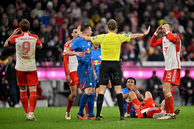 Controversial decision by referee Sascha Stegemann after a tackle, action Lois Openda RasenBallsport Leipzig RBL (17) against Raphael Guerreiro FC Bayern Munich FCB (22) disbelieved, Harry Kane FC Bayern Munich FCB (09) Eric Dier FC Bayern Munich FCB (15) Jamal Musiala FC Bayern Munich FCB (42) Willi Orban RasenBallsport Leipzig RBL (04) Allianz Arena, Munich, Bavaria, Germany FC Bayern Muenchen vs RasenBallsport Leipzig RBL 24.02.2024 DFL REGULATIONS PROHIBIT ANY USE OF PHOTOGRAPHS AS IMAGE SEQUENCES AND/OR QUASI-VIDEO