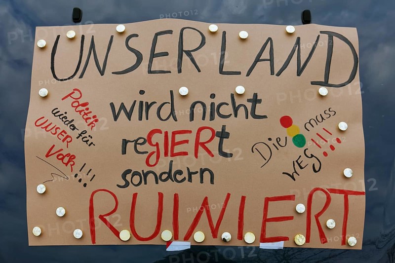 Sign criticising the government on a car, farmers' protests, demonstration against policies of the traffic light government, abolition of agricultural diesel subsidies, Duesseldorf, North Rhine-Westphalia, Germany, Europe