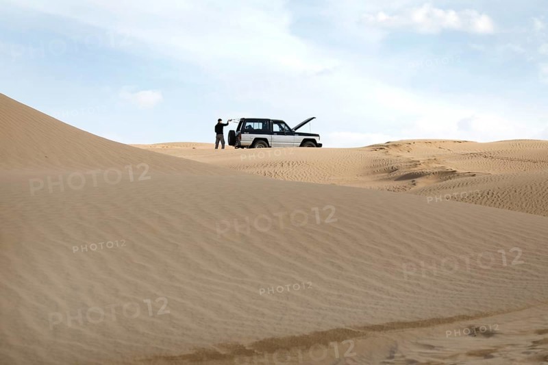 Symbolic image of car breakdown with Nissan Patrol off-road vehicle in the Mesr Desert, Iran. The Mesr Desert is part of the central Dashte-Kavir desert, 12.03.2019