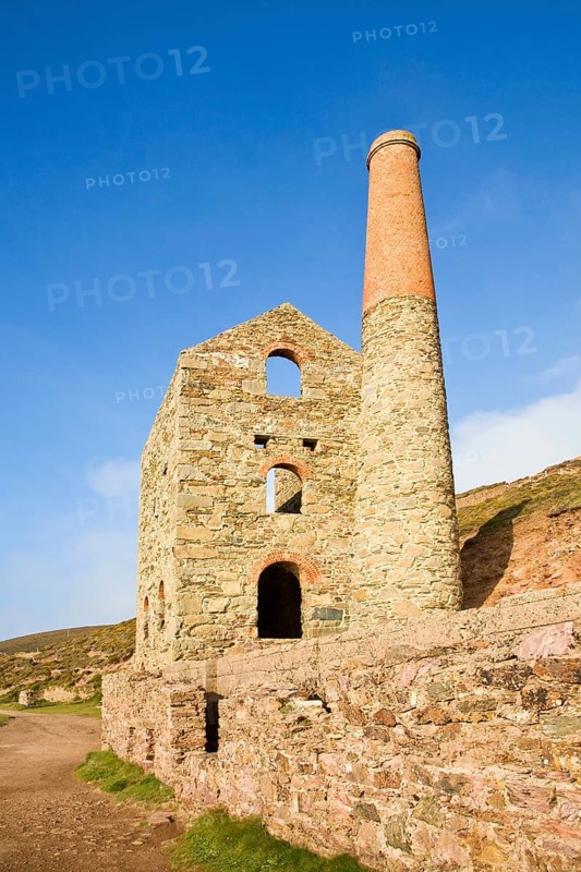 Ruins of Towanroath Pumping House at the Wheal Coates Tin Mine, St Agnes Head, Cornwall, England, United Kingdom, Europe