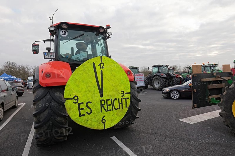 Five to twelve, That's enough, Sign with clock on a tractor, Farmer protests, Demonstration against the policies of the traffic light government, Abolition of agricultural diesel subsidies, Duesseldorf, North Rhine-Westphalia, Germany, Europe