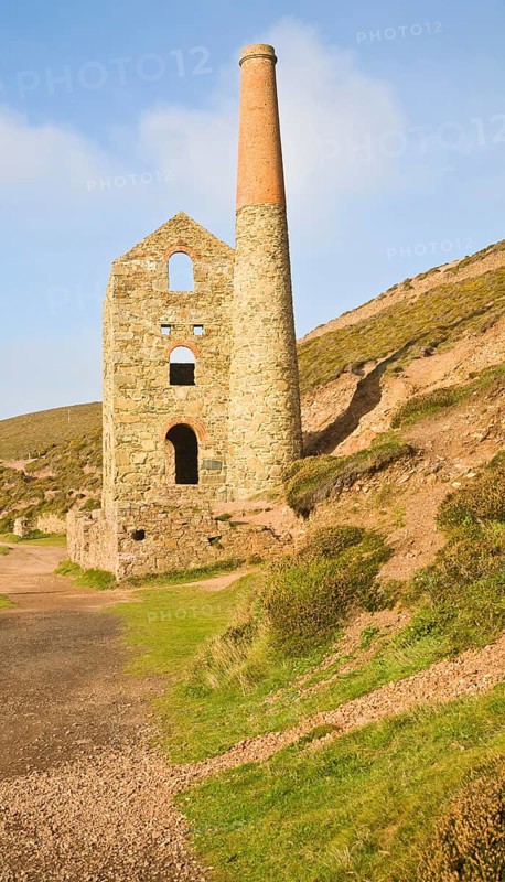 Ruins of Towanroath Pumping House at the Wheal Coates Tin Mine, St Agnes Head, Cornwall, England, United Kingdom, Europe