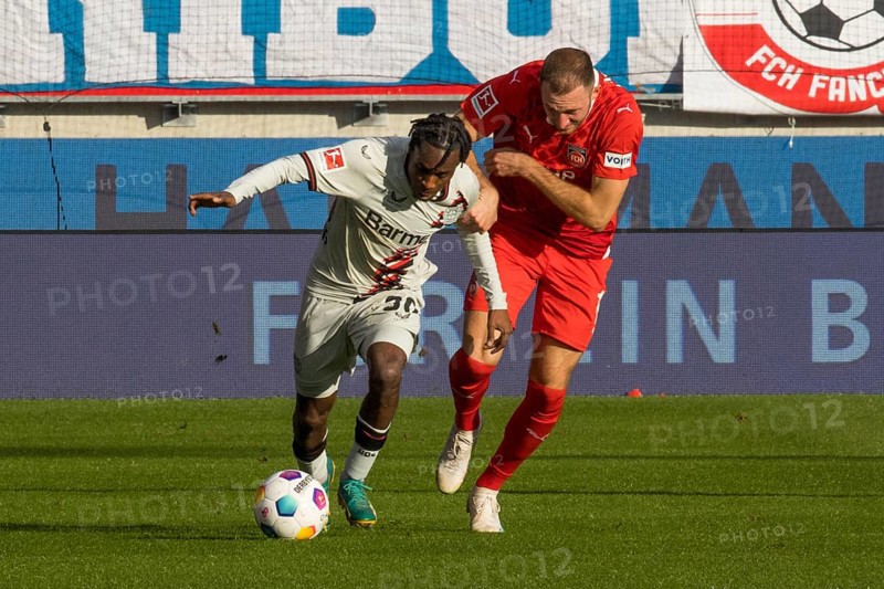 Football match, Jeremine FRIMPONG Bayer Leverkusen left in duel with Jonas FOeHRENBACH 1.FC Heidenheim, Soccer stadium Voith-Arena, Heidenheim