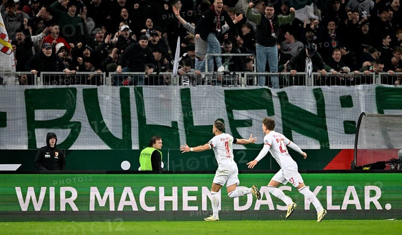 Goal celebration Ermedin Demirovic FC Augsburg FCA (09) and Arne Engels FC Augsburg FCA (27) Perimeter advertising WIR MACHEN DAS KLAR WWK Arena, Augsburg, Bavaria, Germany, Europe