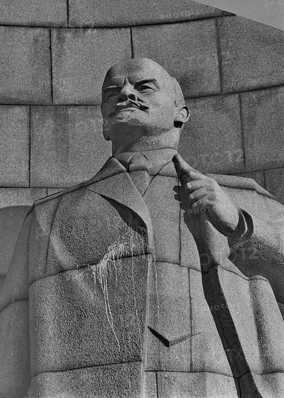 Lenin monument with a coloured liquid thrown at it, end of 1991, Leninplatz district Friedrichshain, Berlin, Germany, Europe