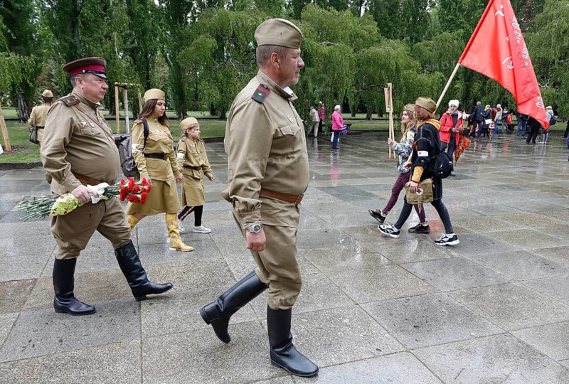 Men in Russian uniforms walk to the Russian memorial in Treptower Park in Berlin on the 74th anniversary of the victory of Russia over Germany, 09.05.2019