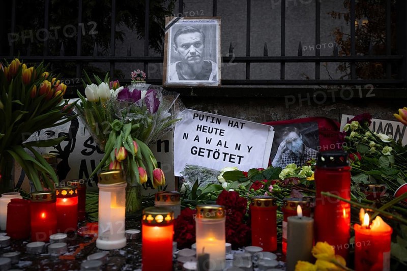 Photos, candles, grave lights and flowers for the Russian opposition leader Alexei Navalny, who died in an Arctic penal colony on 16 February 2024, have been placed on the fence of the closed Consulate General of the Russian Federation in Frankfurt am Main for days. Navalny was a Russian lawyer, anti-corruption activist, dissident and opposition politician. In 2020, he was the victim of a life-threatening poison attack. Politically persecuted and imprisoned from 2021, he was sentenced to many years in prison. He was considered an arch-enemy of Russian President Vladimir Putin, Consulate General of the Russian Federation, Frankfurt am Main, Hesse, Germany, Europe