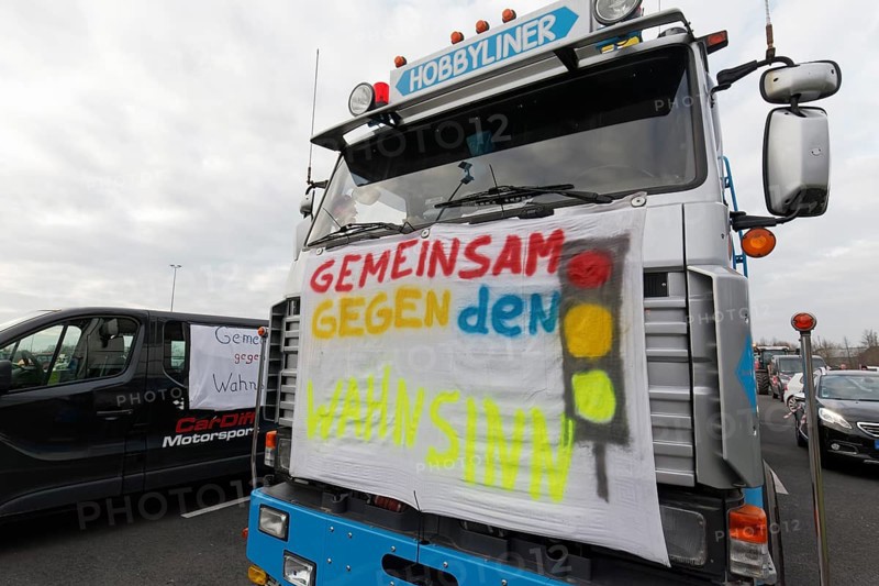 Together against the madness of traffic lights, banner on a truck, farmers' protests, demonstration against the policies of the traffic light government, abolition of agricultural diesel subsidies, Duesseldorf, North Rhine-Westphalia, Germany, Europe