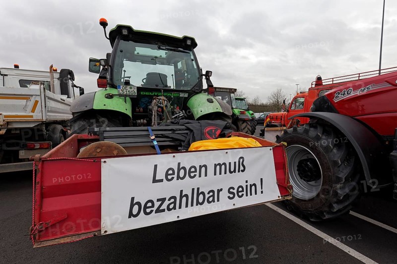 Life must be affordable, banner on a tractor, farmers' protests, demonstration against policies of the traffic light government, abolition of agricultural diesel subsidies, Duesseldorf, North Rhine-Westphalia, Germany, Europe