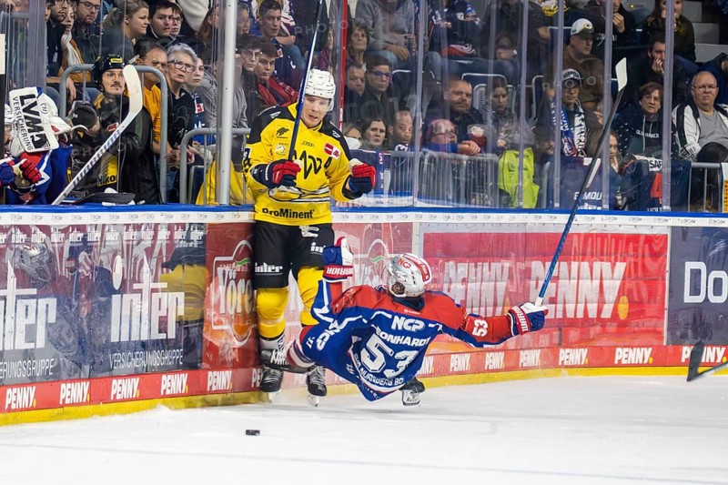 23.02.2024, DEL, German Ice Hockey League, 48th matchday) : Adler Mannheim (yellow jerseys) against Nuremberg Ice Tigers (blue jerseys) . Tough duel at the boards between David Wolf (89, Adler Mannheim) and Danjo Leonhardt (53, Nuremberg Ice Tigers)