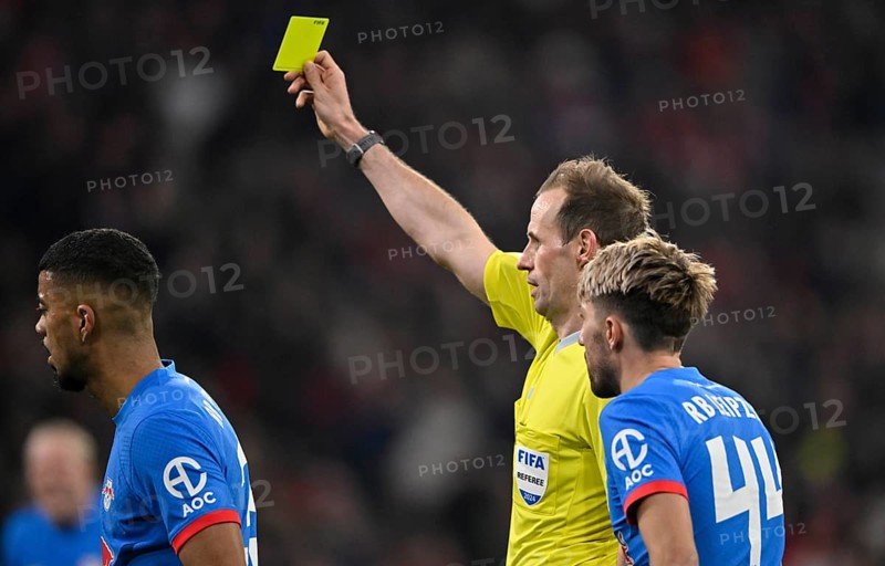 Referee Sascha Stegemann shows yellow card, yellow card, caution, Kevin Kampl (44) RasenBallsport Leipzig RBL, Allianz Arena, Munich, Bavaria, Germany, Europe