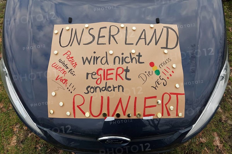Sign criticising the government on a car, farmers' protests, demonstration against policies of the traffic light government, abolition of agricultural diesel subsidies, Duesseldorf, North Rhine-Westphalia, Germany, Europe