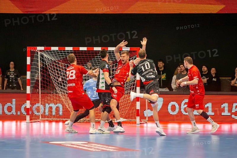 Game scene Eulen Ludwigshafen against TuS N-Luebbecke (final score 34:32) . Fynn Hangstein (10), TuS N-Luebbecke, pulls away