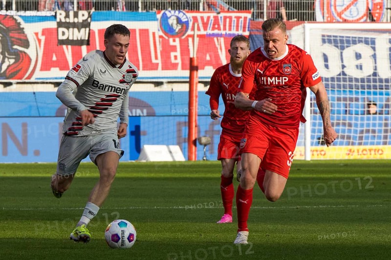 Football match, Florian WIRTZ Bayer Leverkusen left on the ball in a duel with Lennard MALONEY 1.FC Heidenheim, football stadium Voith-Arena, Heidenheim