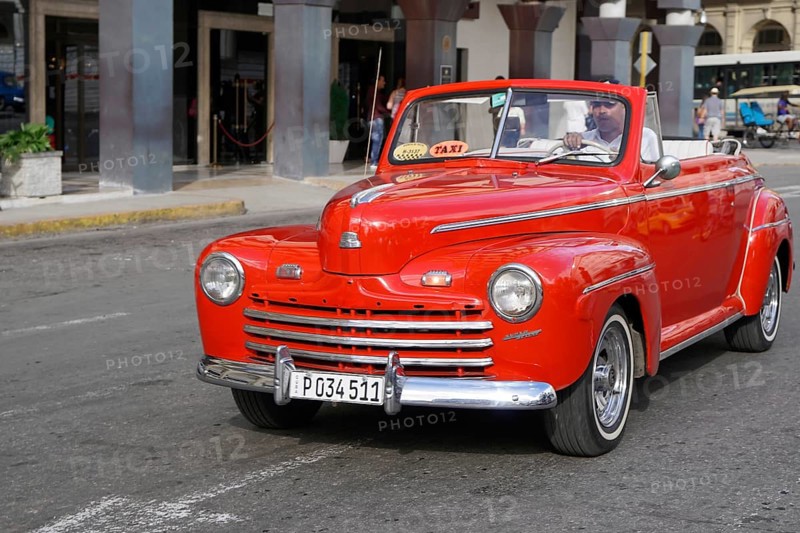 Open-top vintage car from the 1950s in the centre of Havana, Centro Habana, Cuba, Central America