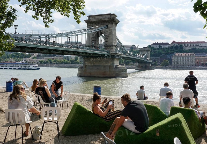 The numerous beer gardens are a popular meeting place on the Chain Bridge in Budapest, 20.07.2019