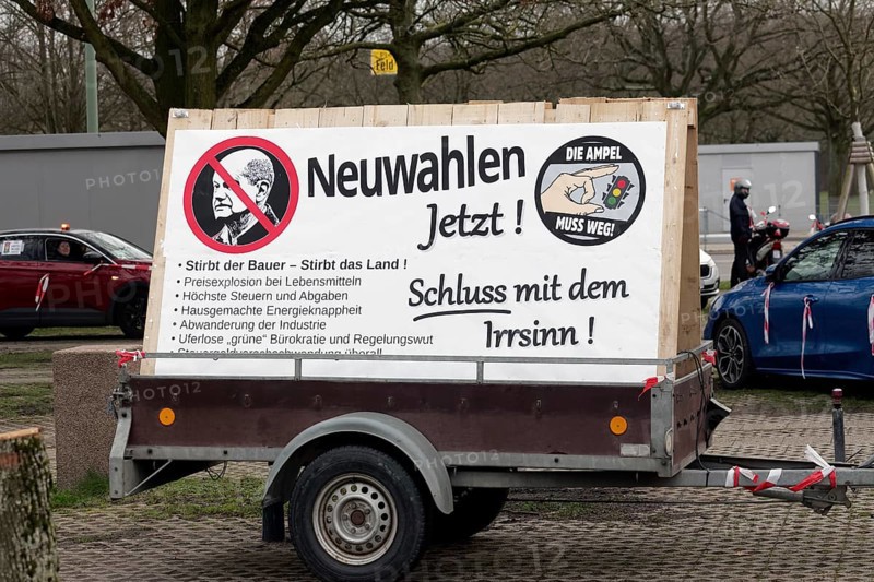 New elections now, sign criticising the government, farmers' protests, demonstration against the policies of the traffic light government, abolition of agricultural diesel subsidies, Duesseldorf, North Rhine-Westphalia, Germany, Europe