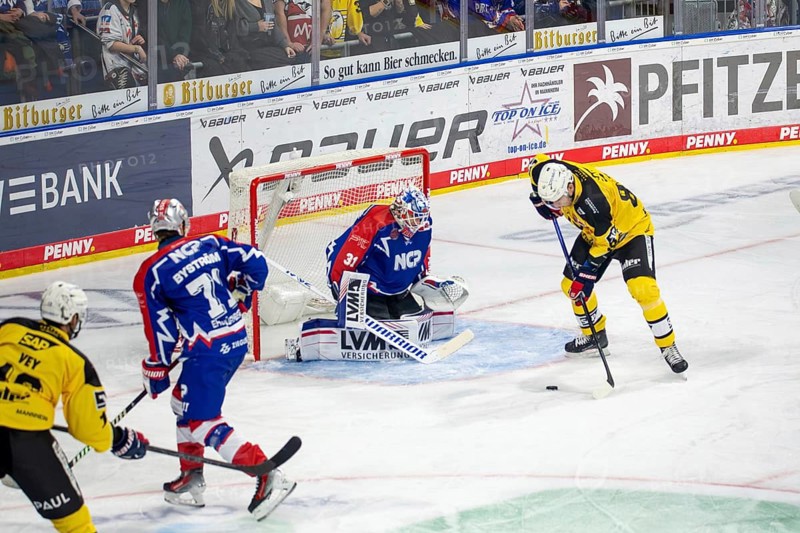 23.02.2024, DEL, German Ice Hockey League, 48th matchday) : Adler Mannheim (yellow jerseys) against Nuremberg Ice Tigers (blue jerseys), 3:2 after overtime. David Wolf, 89, scores the 1:0 for Mannheim